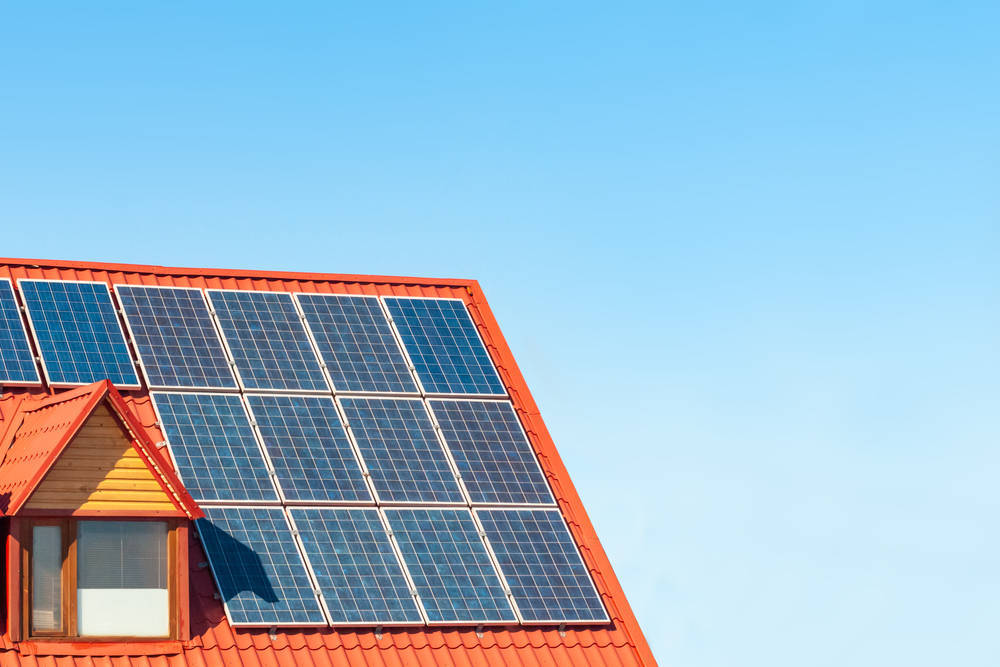 Instalar placas solares en las viviendas, una política de lo más española